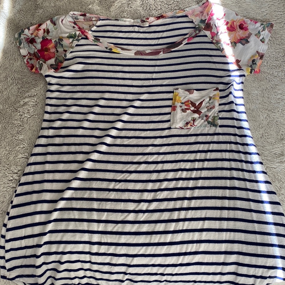 e. Luna Women’s size Large Striped Floral Short Sleeve Shirt